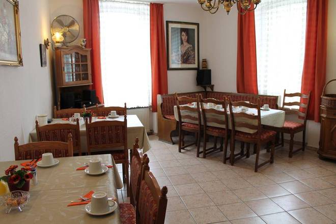 Pension Locarno, Munich